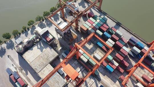 航拍繁忙的集装箱码头视频素材模板下载