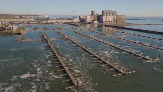 科尔伯恩港的工业码头和冰雪覆盖的水在晴朗