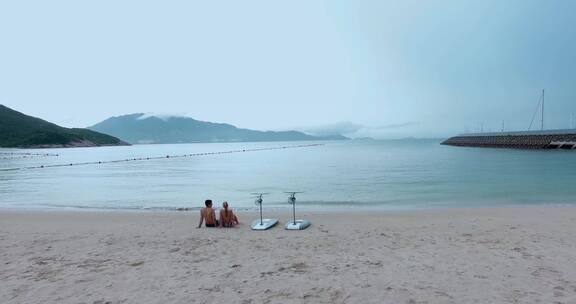 4k深圳海湾视频海滩情侣冲浪爱好者