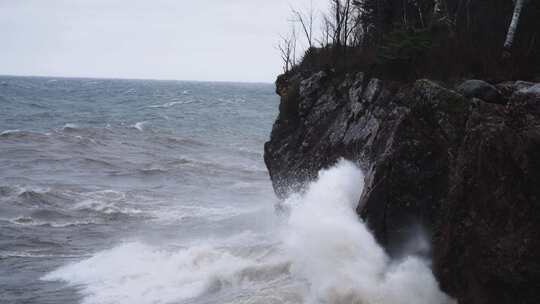 海浪撞击花岗岩海岸悬崖