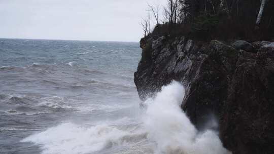 海浪撞击花岗岩海岸悬崖视频素材模板下载