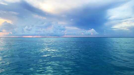 惊人的剪辑与美丽的海洋和云的颜色在鳄鱼礁灯塔（伊斯兰