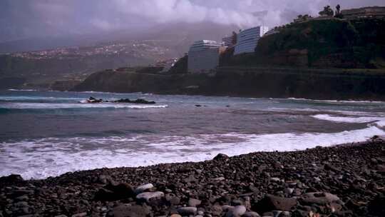 海浪拍打海岸的声音