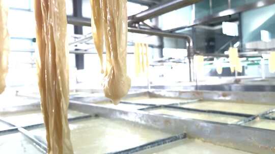 慢动作240帧腐竹豆制食品生产过程手工艺