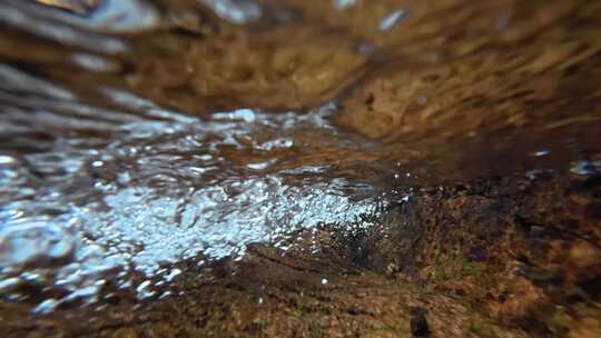 溪水中的岩石气泡水下特写