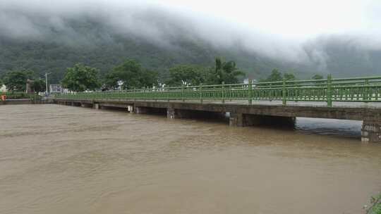 雨季河水暴涨洪灾