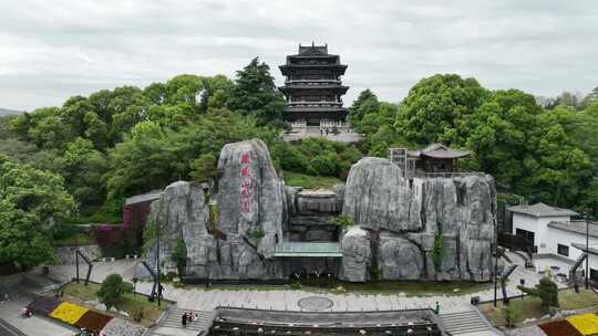 凤凰山公园全景，古楼假山相映成趣