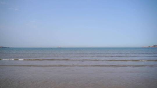 海边沙滩海水浪花拍打美丽海岸线黄昏日落视频素材模板下载