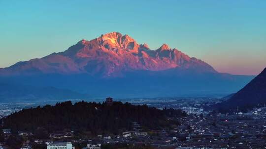 玉龙雪山日出