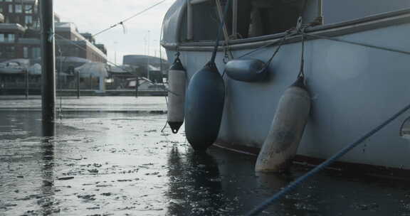 冬季结冰的游艇码头