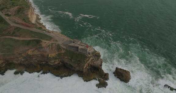 葡萄牙纳扎雷灯塔和海岸线的鸟瞰图。