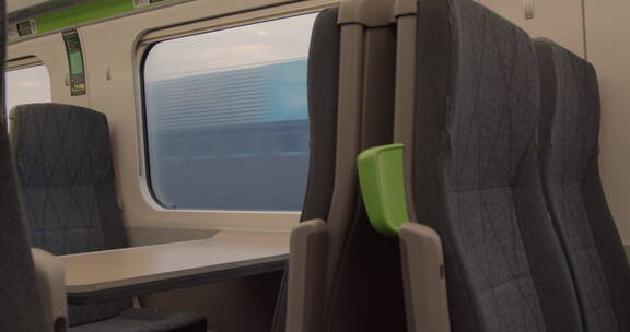 透过行驶的火车车窗看窗外风景
