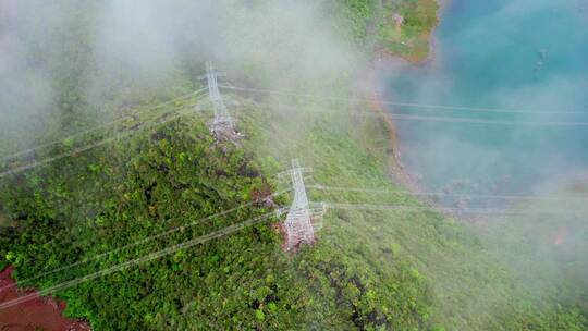 4k航拍大山里的中国南方电网电塔
