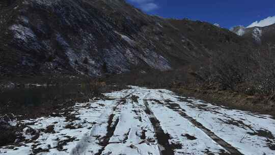 四川甘孜贡嘎山乡上城子村雪地上留下的车辙