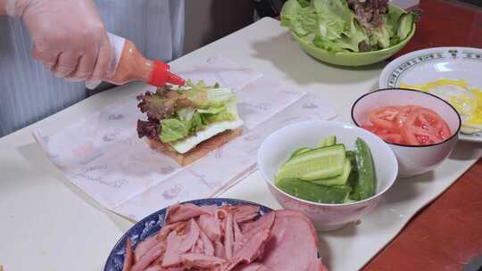 面包片加蔬菜制作健康三明治轻食