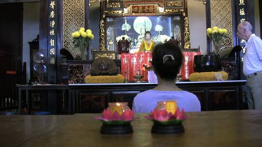 女人在马六甲寺庙祈祷