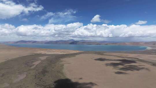 航拍西藏晴天下的青藏高原湿地湖泊景观