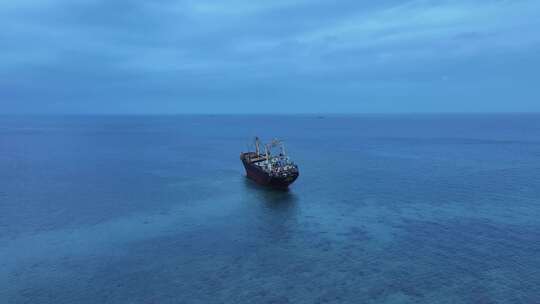 海南龙港海滩搁浅货船航拍