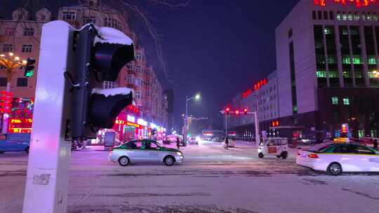 雪夜城市街道交通信号灯与车辆景象