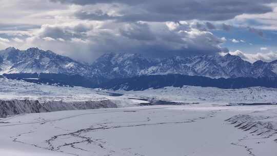 冬季新疆旅游天山阿勒泰安集海雪山峡谷雪原