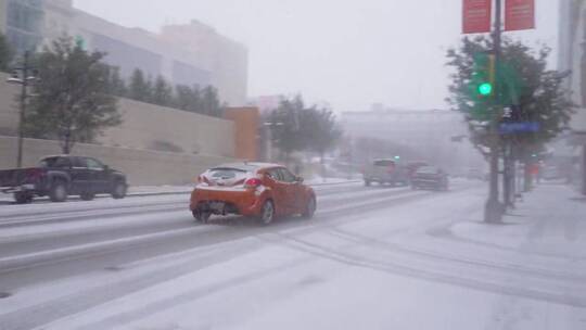 下雪天城市街道和车辆