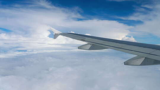 飞机机翼下方的蓝天白云