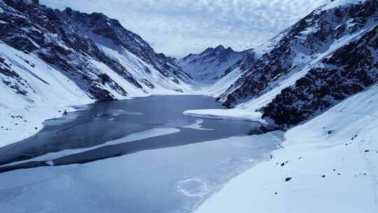 安第斯山脉的滑雪站中心。雪冬天的风景。