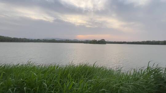 北京圆明园湖面的落日视频素材模板下载