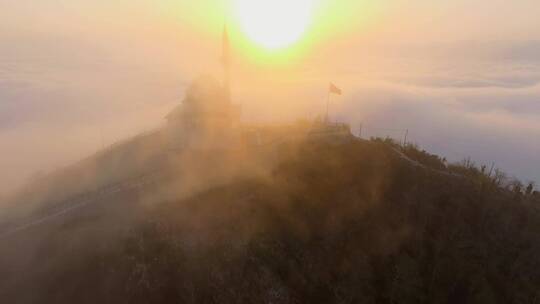 飞翔穿行迷雾前往清真寺