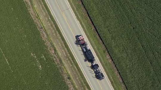 在高速公路空中行驶的大卡车