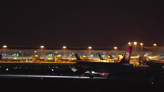 夜晚机场飞机降落-飞机起飞出发到达