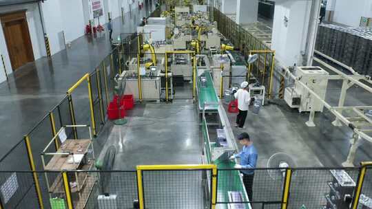 工厂车间工人操作生产线