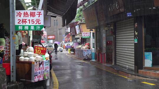 下雨天巷子街道行人电动车