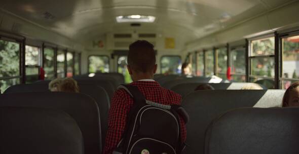 巴士上的同学背影