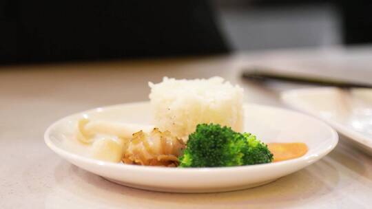 米饭套餐美食制作过程实拍视频素材模板下载