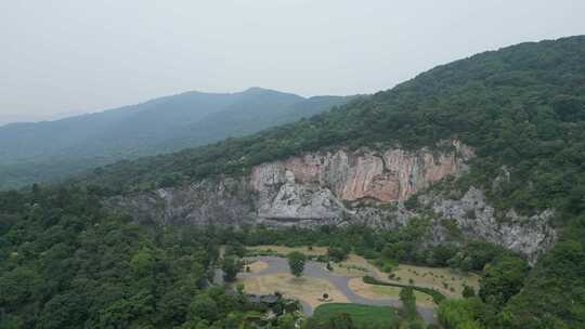 航拍湖北襄阳孟浩然摩崖石刻雕像