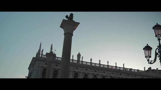 小鸟飞翔建筑上空水城威尼斯行人游客意大利视频素材模板下载