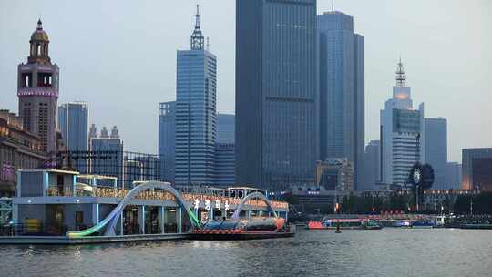 天津海河游船穿梭于城市建筑夜景风光