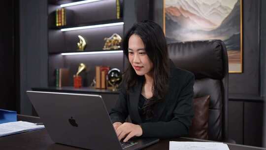 职场女领导办公场景