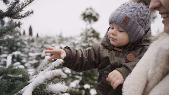 母亲和孩子在雪地上玩耍