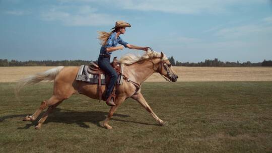 女人在户外骑马的超慢动作拍摄