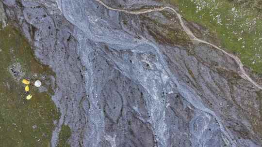 航拍攀登岷山山脉主峰雪宝顶的登山大本营