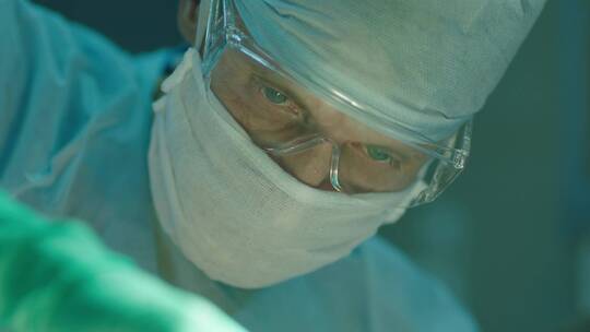 外科医生在手术室做手术视频素材模板下载