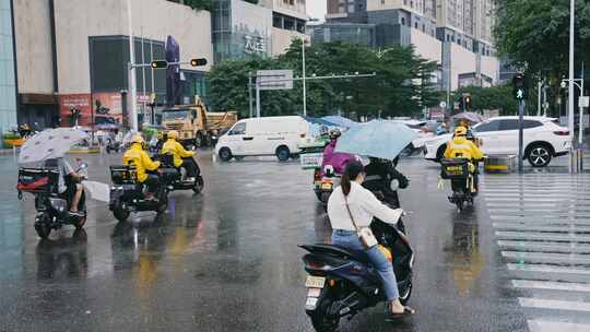 升格雨天的外卖小哥