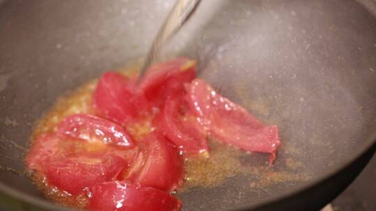 厨师炒制番茄底料酱汁