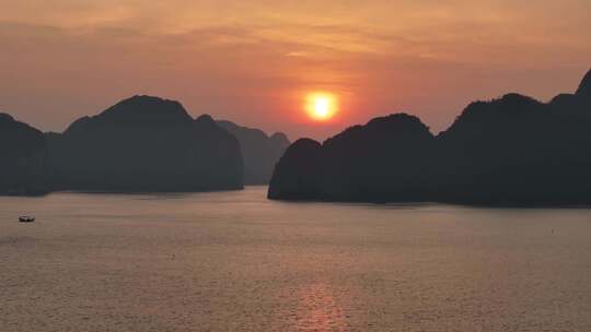 海上落日余晖映照群山的壮阔景色