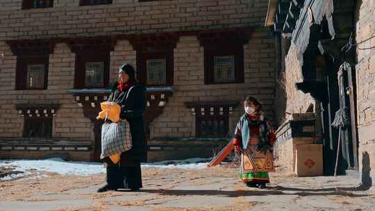 云南景点晨雾里香格里拉藏族小女孩视频素材模板下载