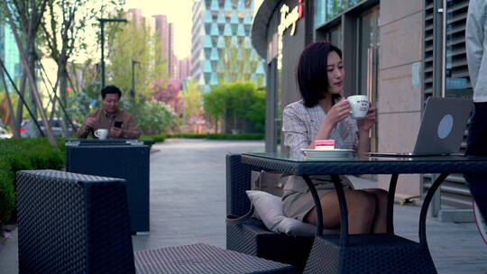 坐在露天咖啡厅的年轻女性