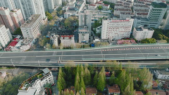 4K上海疫情管控航拍延安路高架封控无人交通