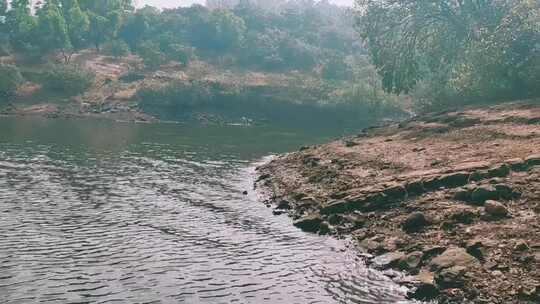 为容纳湖水作为水库而建的大坝